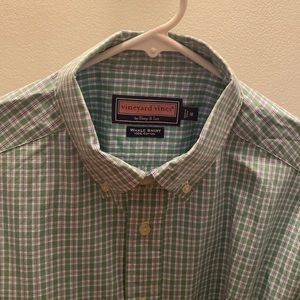 Men’s long sleeve button down vineyard vines shirt.